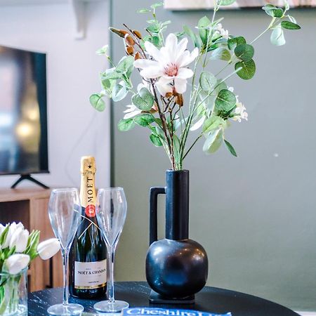 New! Stunning 2-Bed City-Centre Home In Chester By 53 Degrees Property - Ideal For Couples & Groups - Sleeps 6! Zewnętrze zdjęcie