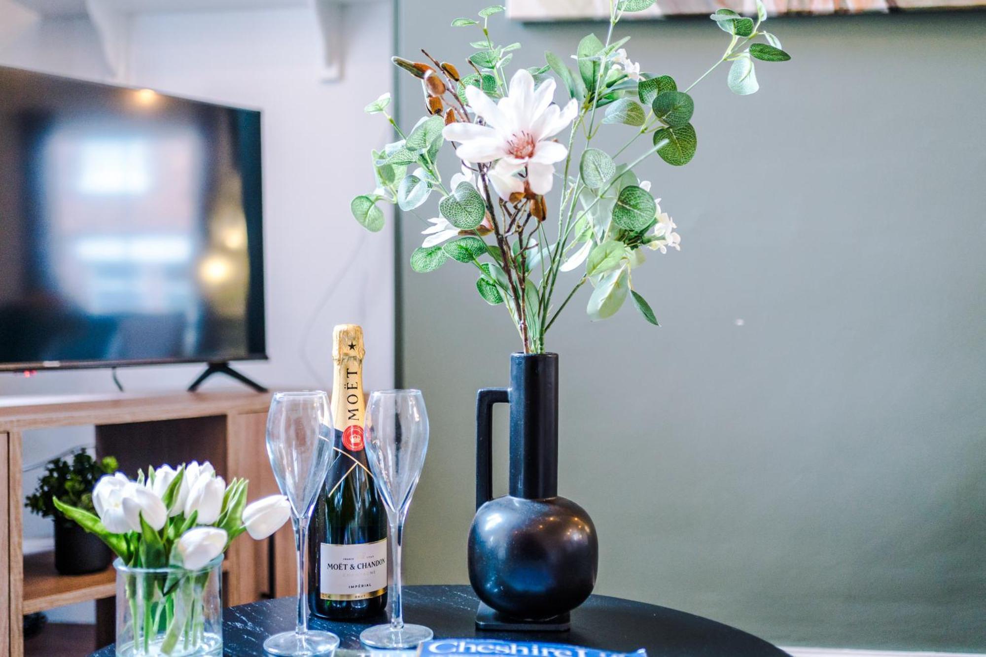 New! Stunning 2-Bed City-Centre Home In Chester By 53 Degrees Property - Ideal For Couples & Groups - Sleeps 6! Zewnętrze zdjęcie